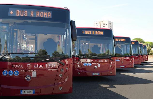 Virginia Raggi torna ad acquistare bus: «Passi avanti decisivi»