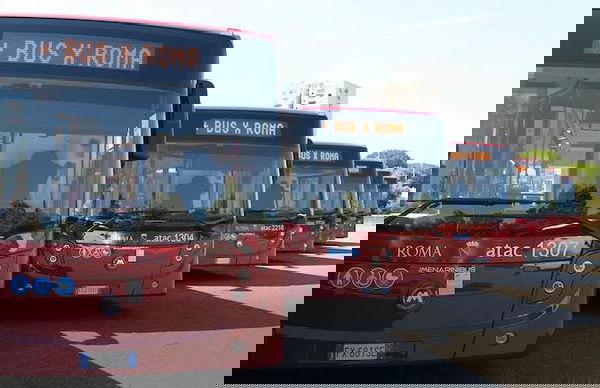 Virginia Raggi torna ad acquistare bus: «Passi avanti decisivi»