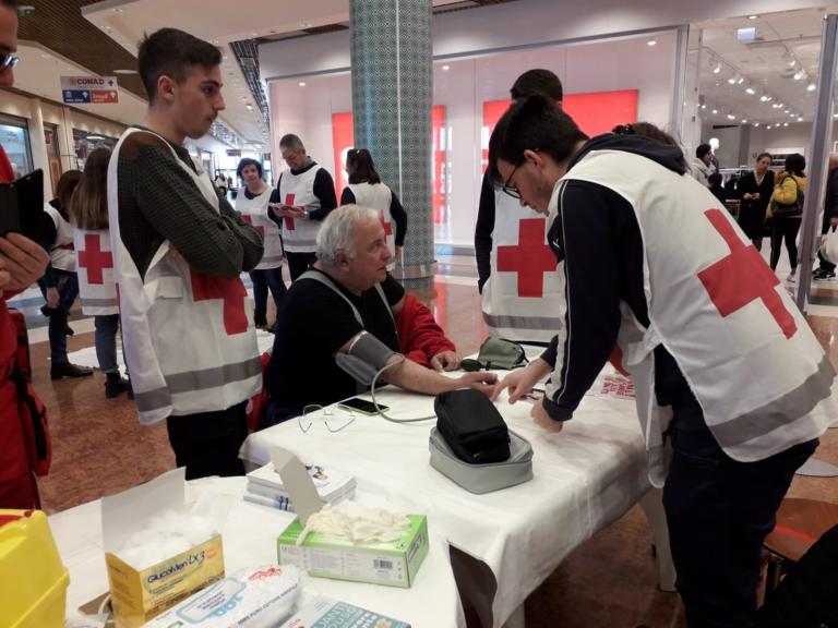 Volontario della Croce Rossa insultato perché nero: «Sporchi la divisa che indossi»