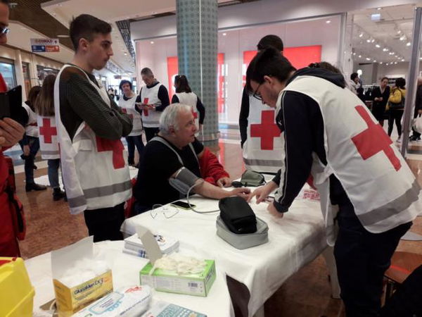 Volontario della Croce Rossa insultato perché nero: «Sporchi la divisa che indossi»