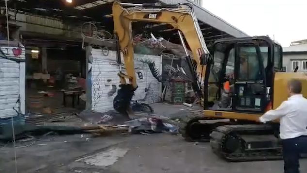 Xm24, il centro sociale di Bologna sgomberato con la ruspa risponde con i fuochi d’artificio