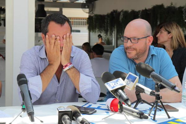 Salvini rischia tutto: dice «mi sono rotto le palle» delle ong e accusa una «zingaraccia»