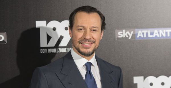 «L’idea di Stefano Accorsi» è nata dopo aver sognato di esser figlio di Berlusconi