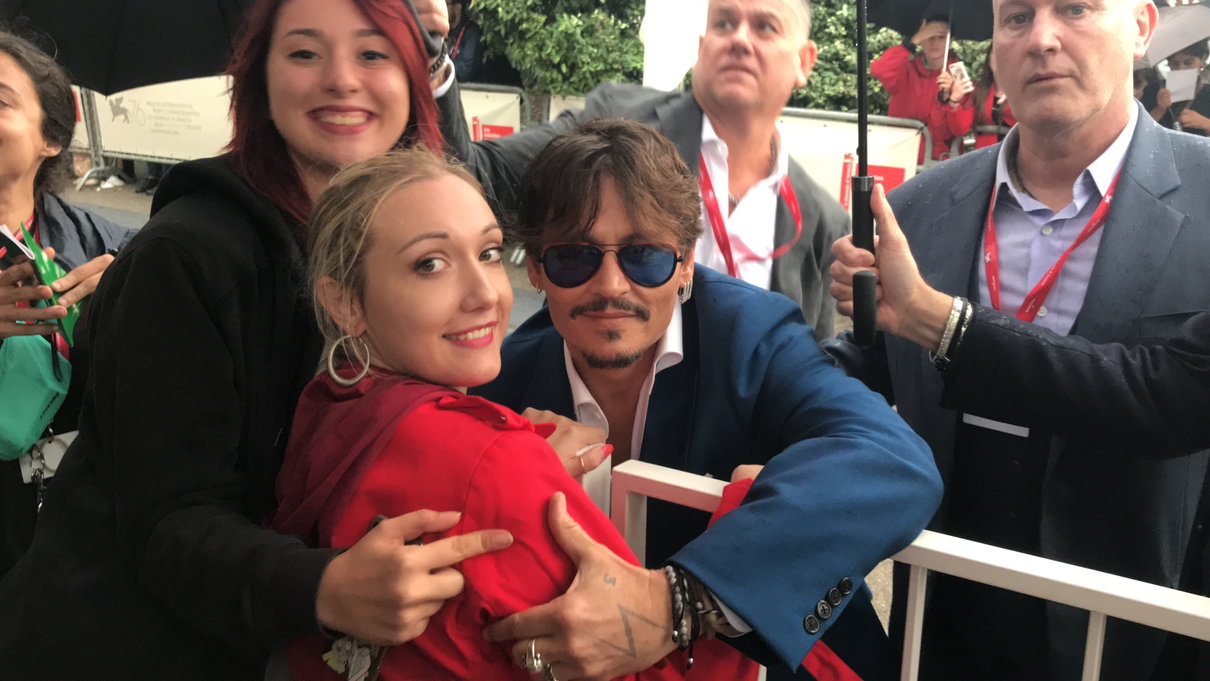 Venezia 76, Johnny Depp abbraccia ragazza su sedia a rotelle | Video article-post