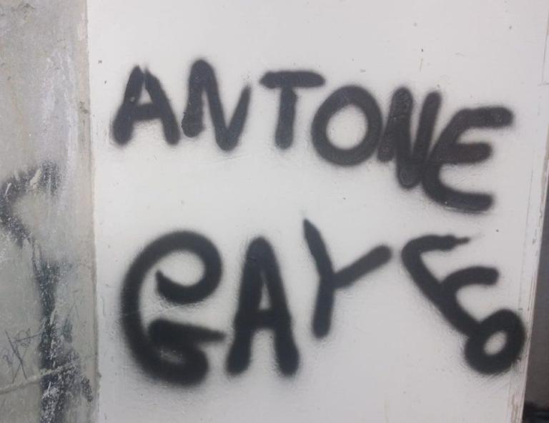 La bellissima risposta di Antonello, 16enne di Cosenza offeso da una scritta omofoba sotto casa