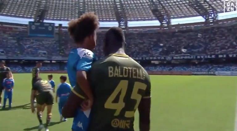 Balotelli entra in campo: in braccio ha la figlia Pia | VIDEO
