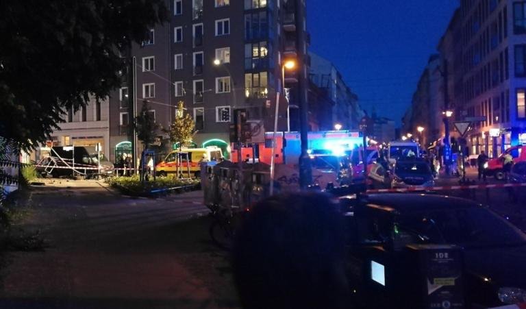 Paura a Berlino, auto finisce sulla folla ad alta velocità: 4 morti tra cui un neonato