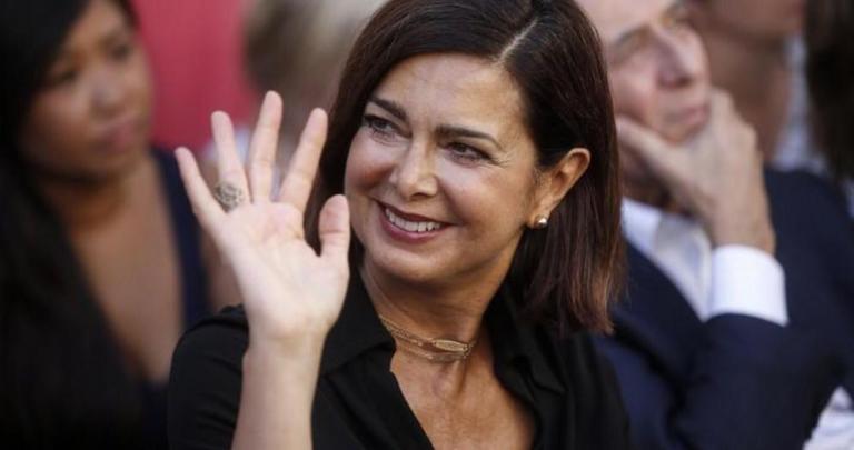 Il profilo della consigliera su Facebook: i migranti «scrivono alla Boldrini per chiederle quanto vuole»