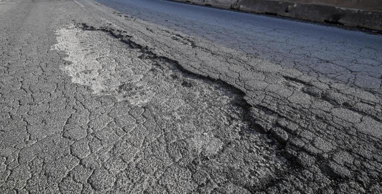 «Soldi per riparare le buche usati per comprare arredi da ufficio». La procura di Roma apre un’inchiesta sul Campidoglio