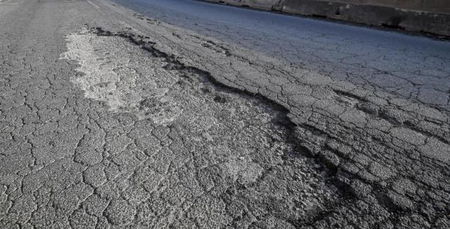 «Soldi per riparare le buche usati per comprare arredi da ufficio». La procura di Roma apre un’inchiesta sul Campidoglio article-post