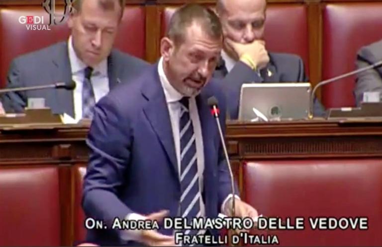 Il deputato di Fratelli d’Italia critica (ancora) in aula la Boldrini per le sue «ciabatte» dal Papa