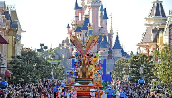 Prende Lsd prima di entrare a Disneyland e si perde. Trovato nudo per il parco divertimenti