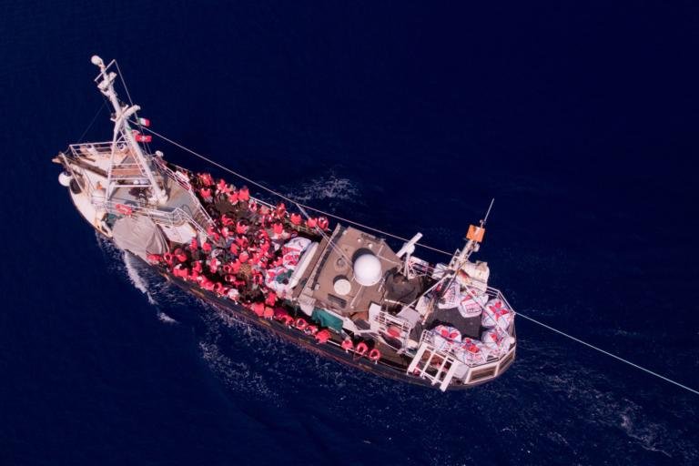 La nave Eleonore sarà sequestrata in via cautelare e i migranti potranno sbarcare a Pozzallo