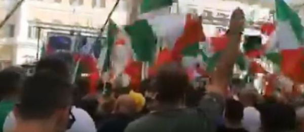 La manifestazione ‘pacifica’ di Roma, tra saluti romani e transenne sfondate