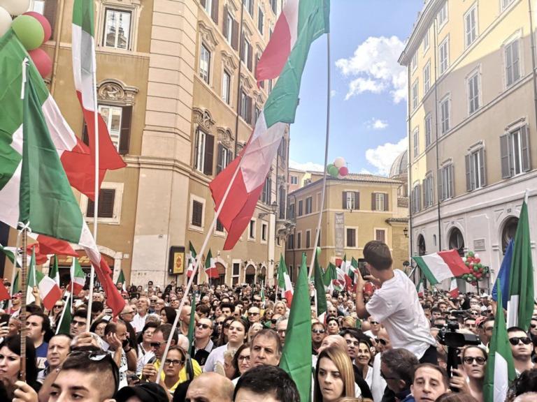 La manifestazione ‘pacifica’ di Roma, tra saluti romani e transenne sfondate