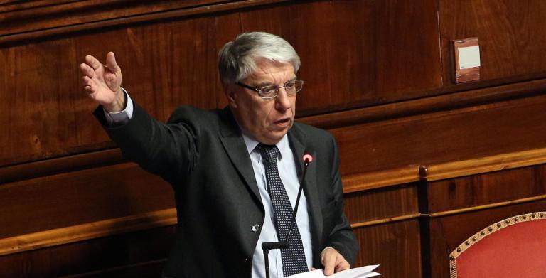 Giovanardi lancia la petizione sul riscaldamento globale: «Vietare gli smartphone ai minorenni»