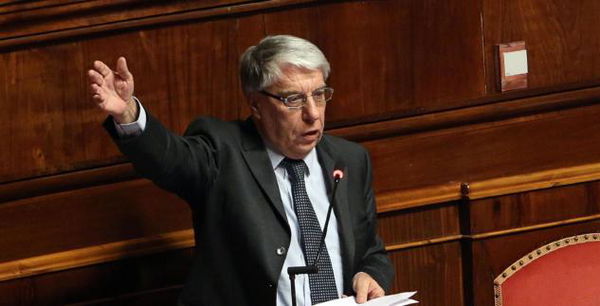 Giovanardi lancia la petizione sul riscaldamento globale: «Vietare gli smartphone ai minorenni»