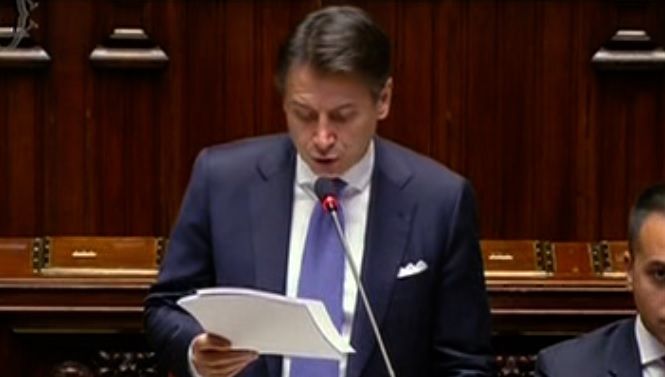 Giuseppe Conte riprende i parlamentari che lo interrompono, ma Fico lo rimprovera. E lui chiede venia