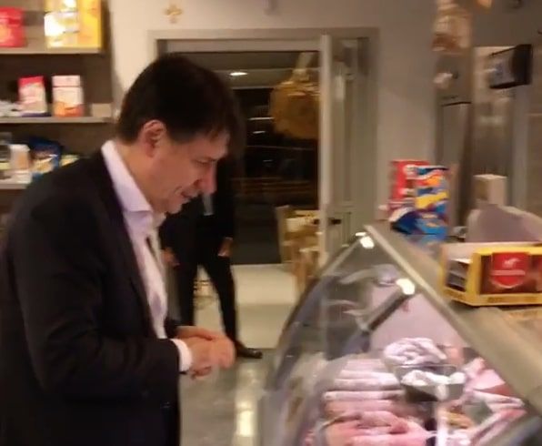 Giuseppe Conte e il panino in norcineria a Castelsantangelo sul Nera
