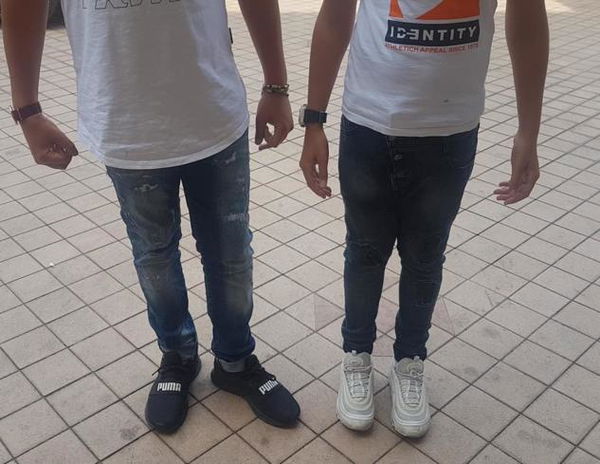 Indossano jeans strappati e non vengono ammessi a scuola. Sempre nell’istituto del caso ‘treccine blu’