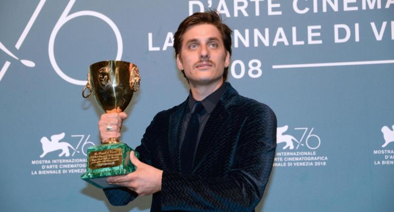 Venezia 76, Luca Marinelli vince la Coppa Volpi e la dedica a «chi salva le vite in mare» | VIDEO