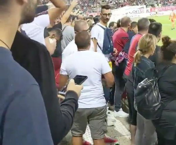 La curva di Cagliari ancora nella bufera per gli ululati razzisti contro Lukaku | VIDEO