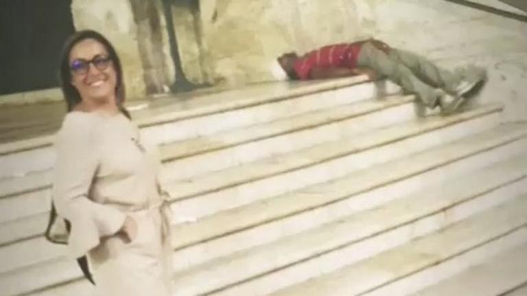 La consigliera leghista di Ostuni che posa davanti a un migrante svenuto. Deridendolo