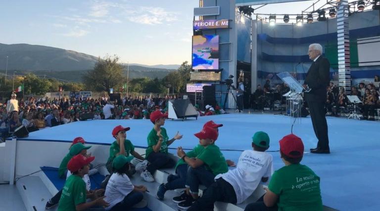 Mattarella ha ricordato il bimbo morto in mare con la pagella in tasca