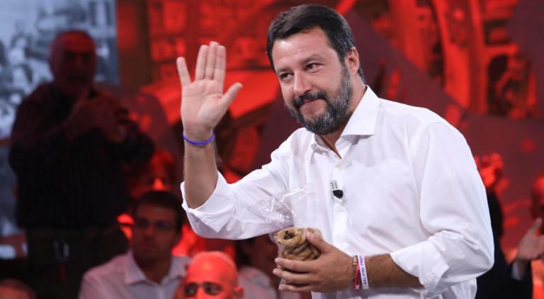 Salvini cita Muciaccia e definisce Di Maio il ministro della «colla vinilica»