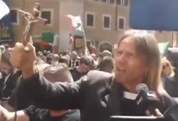 In piazza Montecitorio spunta l’esorcista di Luigi Di Maio | VIDEO