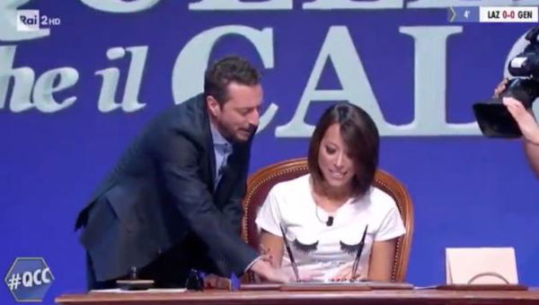 Nunzia De Girolamo firma il suo contratto con gli italiani: «Non farò più politica» | VIDEO