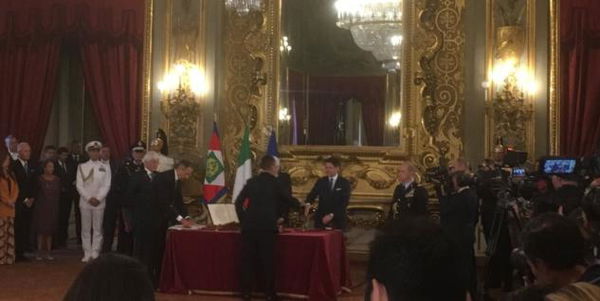 Di Maio giura al Quirinale e Conte gli fa l’occhiolino