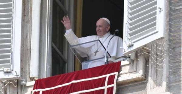 Papa Francesco resta chiuso in ascensore per 25 minuti: vigili del fuoco intervengono | VIDEO