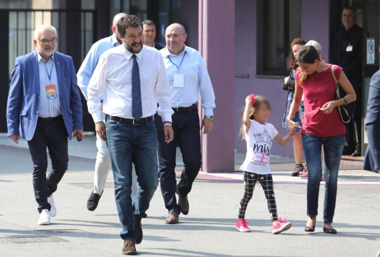Al raduno della Lega la figlia di Salvini indossa la t-shirt Miss Papeete