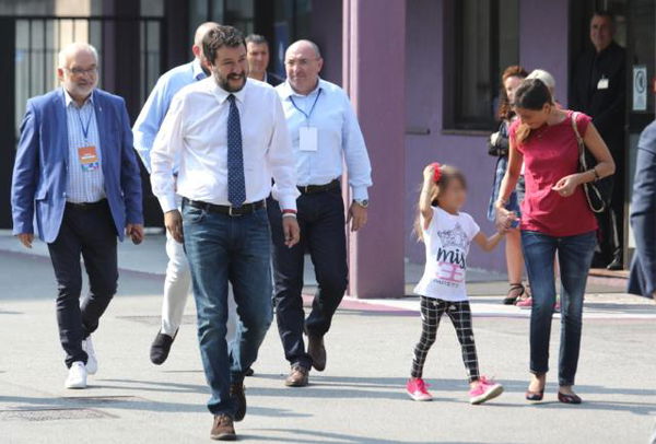 Al raduno della Lega la figlia di Salvini indossa la t-shirt Miss Papeete