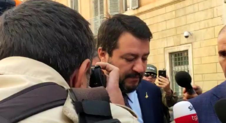 Salvini in Senato, tra giornalisti e un paio di selfie: «Se smantellano i decreti sicurezza, fanno un dispetto all’Italia» | VIDEO