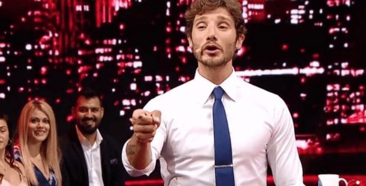 De Martino tra Maria Rosaria e Sara, così riparte lontano da Belen