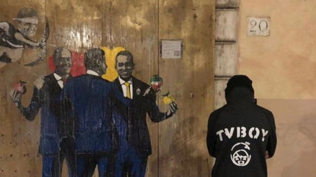 TvBoy e il murale con le Tre Grazie: Zingaretti, Conte e Di Maio. E Renzi fa il Cupido | VIDEO article-post