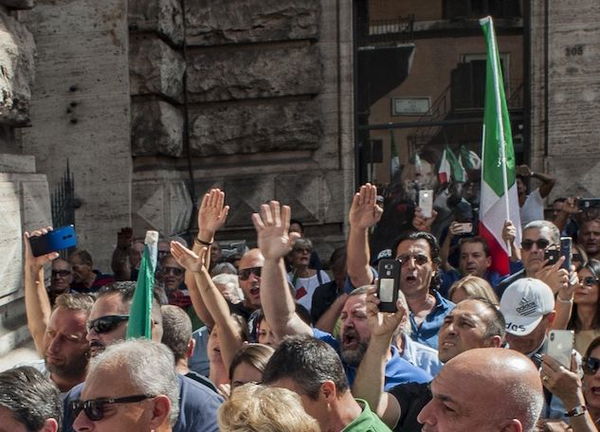 L’appello di Anpi dopo l’oscuramento social di Casapound e Forza Nuova: «I partiti vengano chiusi»