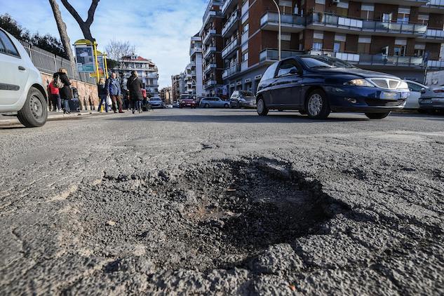 Roma, presunto abuso d’ufficio sui soldi destinati alla riparazione delle buche article-post