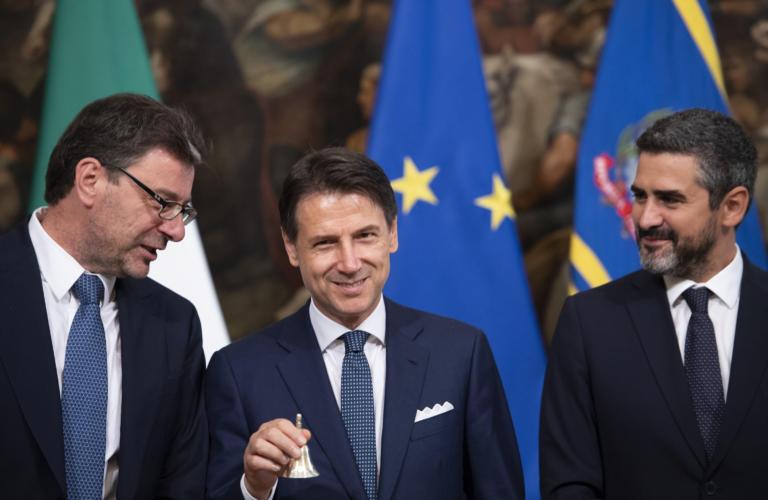 Giuseppe Conte se la suona (e se la canta): lo strano rito della campanella