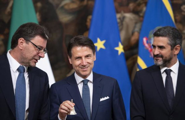 Giuseppe Conte se la suona (e se la canta): lo strano rito della campanella
