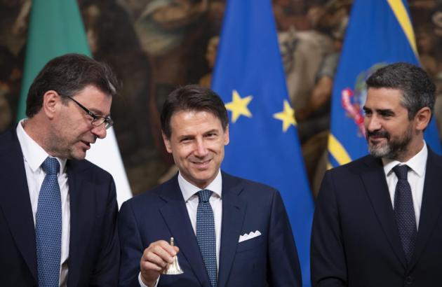 Giuseppe Conte se la suona (e se la canta): lo strano rito della campanella article-post