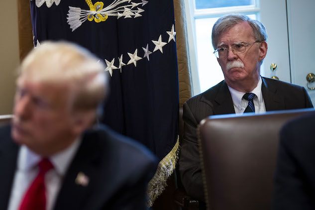 Trump ha licenziato John Bolton, consigliere per la Sicurezza nazionale, ma lui non lo sapeva