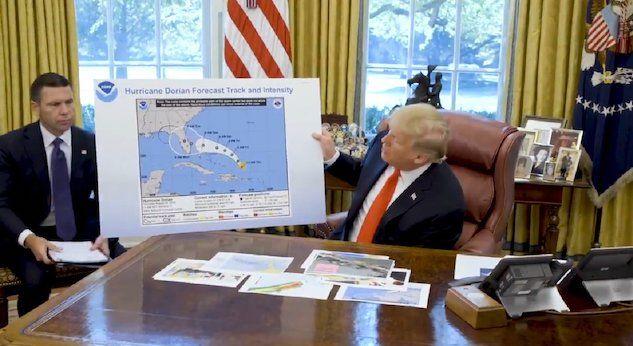 Donald Trump modifica la mappa dell'uragano Dorian piuttosto che ammettere di essersi sbagliato