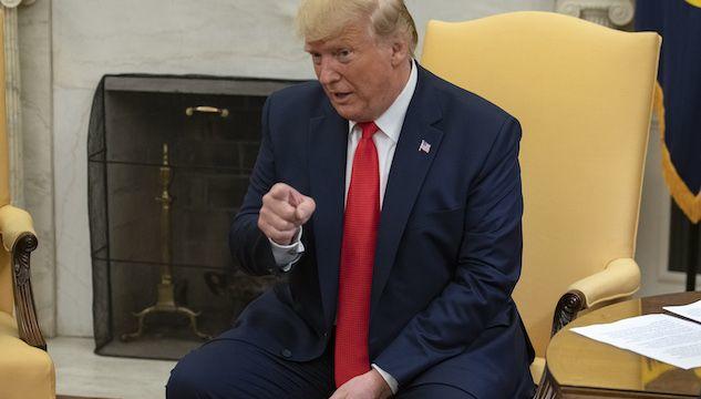 Donald Trump sta valutando di vietare la vendita delle sigarette elettroniche