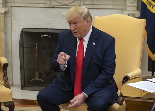 Donald Trump sta valutando di vietare la vendita delle sigarette elettroniche