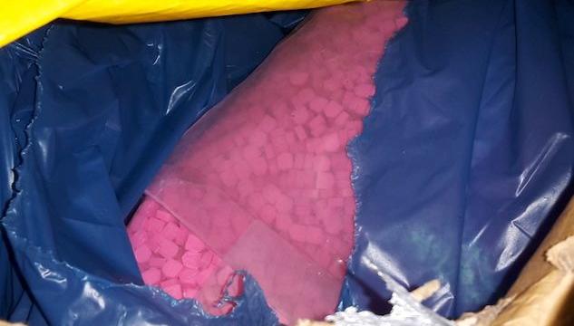 Anziani ordinano vestiti su Internet, ma gli arrivano 25mila pasticche di ecstasy