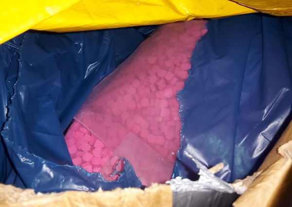 Coppia ordina vestiti su Internet, ma arrivano 25mila pasticche di ecstasy