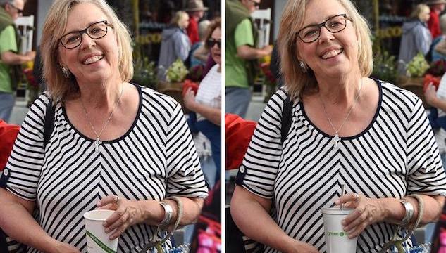 Il caso di Elizabeth May, la leader canadese dei verdi con il bicchiere di plastica